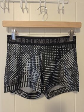 Under Armour Compression Booty Shorts 🖤🤍